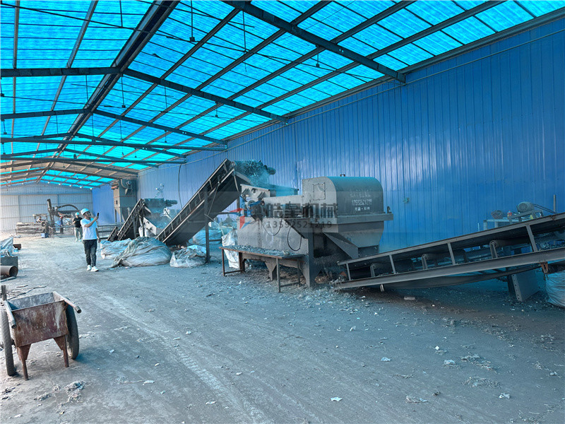 金屬粉碎機設備客戶現場作業(yè)生產線